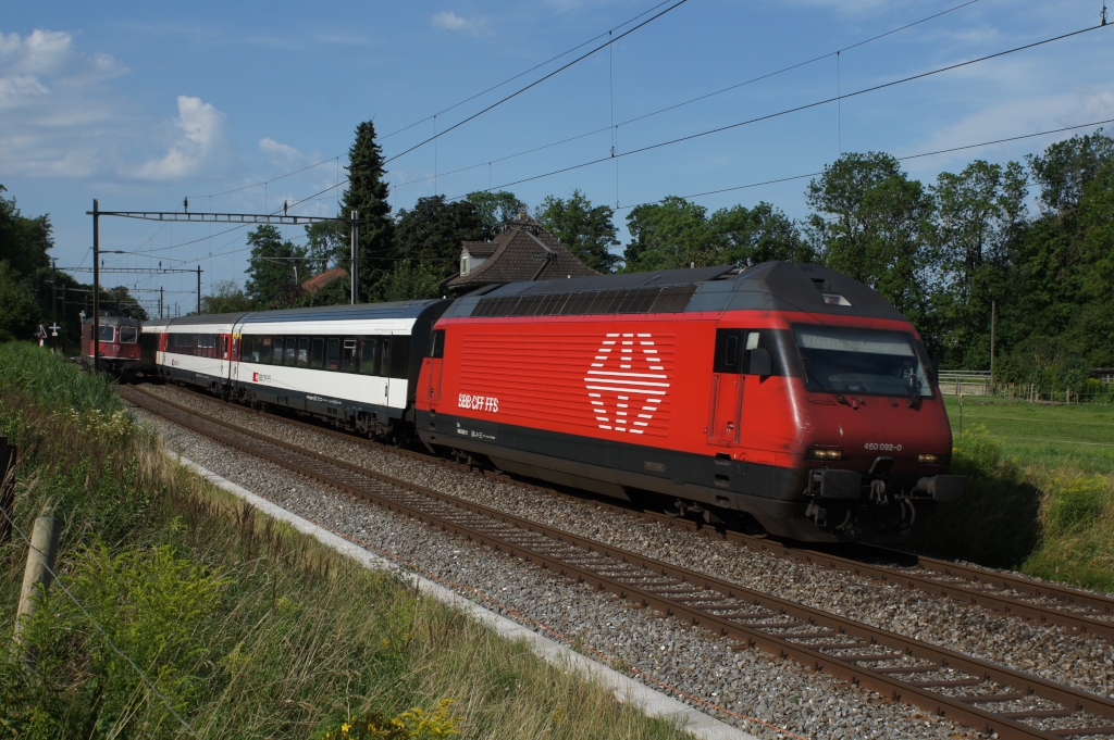 Bei dieser Aufnahme hatte ich nochmals mit der Panda-Lok gerechnet, doch stattdessen kam die Re 460 092-0 angefahren. Der Grund fr diesen Wechsel ist ein gemeinsamer Umlauf der RE Bern-Biel und Bern-Olten.