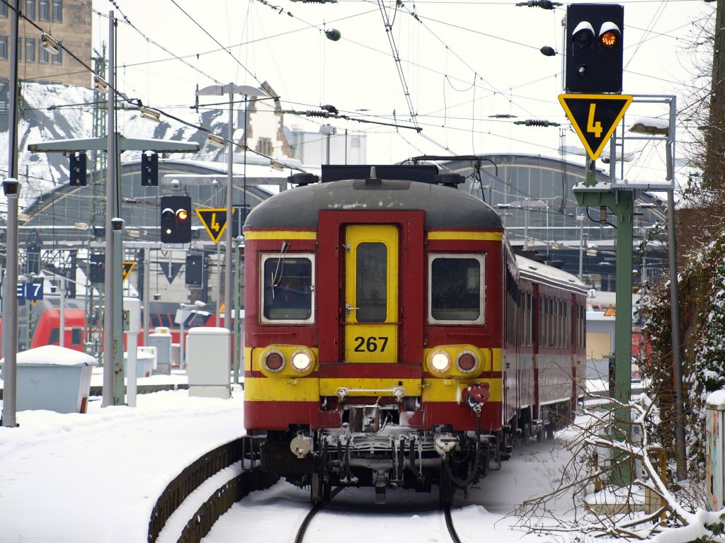 Bei der Ausfahrt aus dem Aachener Hbf am 15.02.2010 der Belgische Triebzug 267 AM65 mit horizontalen Scheinwerfern auf dem Weg nach Lttich.