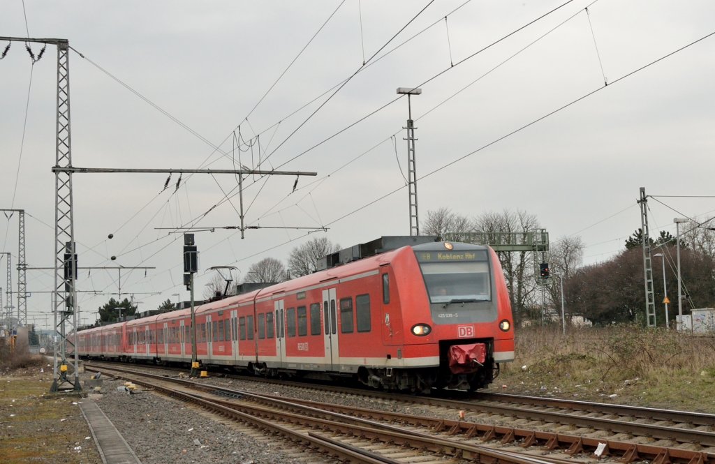 Bei der Ausfahrt aus Rheydt ist der 425 039-5 auf der RE8 nach Koblenz zu sehen. 8.3.2013