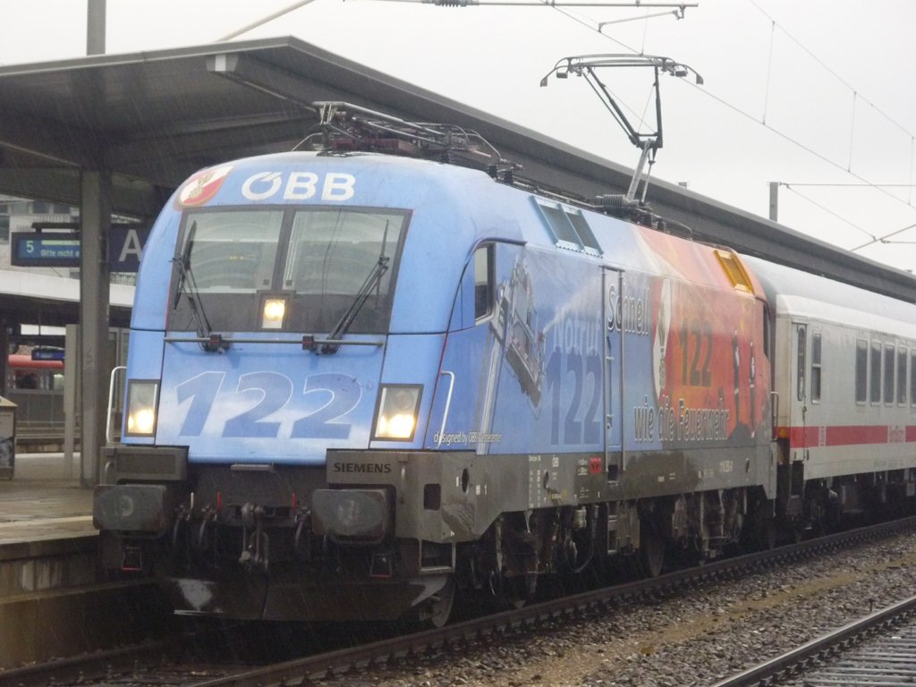 Bei der Ausfahrt in Mnchen Ost am 04.12.2009 konnte ich den Feuerwehr Taurus mit IC 2082 Knigssee Fotografieren. 