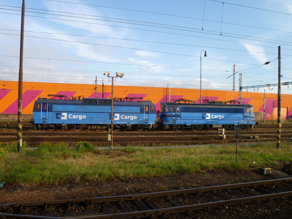Bei der Ausfahrt in Plzen am 26.08.12 sah man die 363 501-8 und die 240 021-6. Foto entstand aus dem Zug!