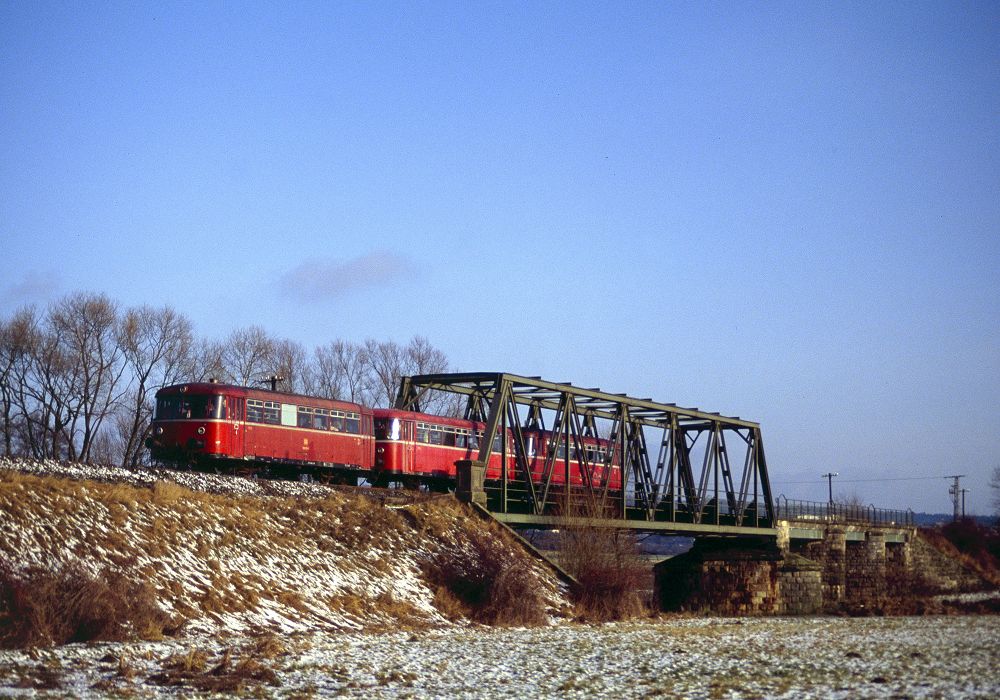Bei Battenfeld berqueren 798 823-1 + 998 184-6 + 998 859-3 am 05.12.1992 die Eder auf dem Weg nach Hatzfeld.