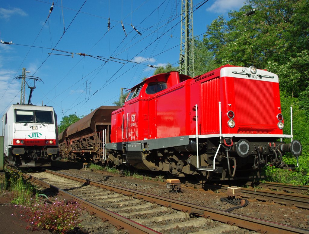 Bei den Bauarbeiten zwischen Eichenberg und Bad Sooden Allendorf am 13.06.2010 war 212 036-8 mit dabei...!
Hier rangiert sie in Eichenberg gerade ein paar Schotterwagen nach   Gleis 12 um danach wieder zurck in die Baustelle zu fahren!