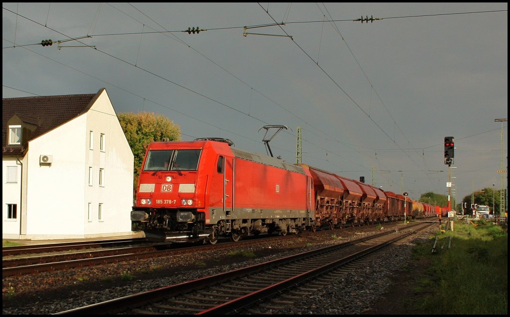 Bei bengstigendem, und kurz davor noch regenerischen Wetter kahm 185 378 daher. Was leider nur ganz ganz schwach sieht ist, der entsandene Regenbogen =(. (10.09.2010, Mangolding)