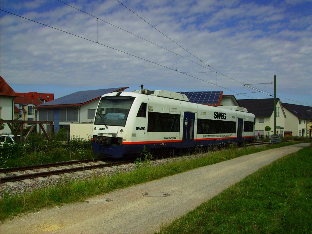 Bei der Begegung am 12.08.2013 mit SWE 72519 hinter dem Friedhof von Staufen traute sich die Sonne nicht so recht und schien deswegen nur schwach auf die Front des Tw 508 der SWEG, der auf dem Weg nach Mnstertal (Schwarzwald) war.