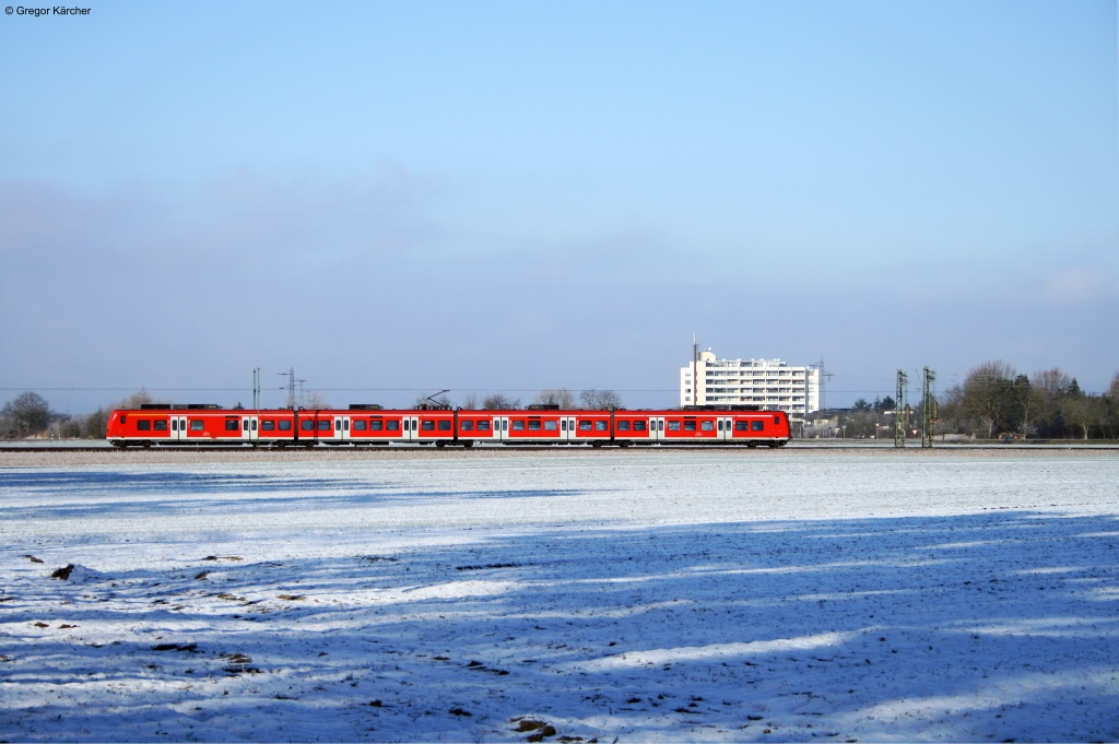 Bei bestem Winterwetter fhrt ein unbekannter 425 Richtung Karlsruhe. Aufgenommen am 10.02.2013 bei Graben-Neudorf.