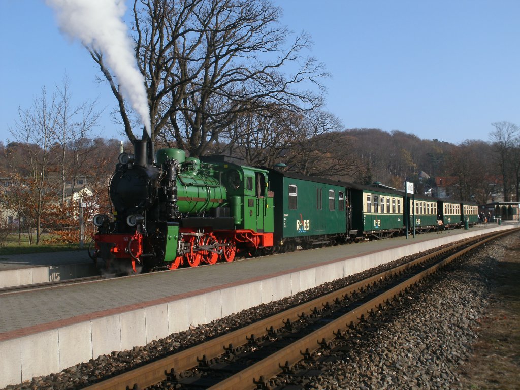 Bei besten Sonnenstand konnte ich,am 12.November 2011,Mh53 mit ihren Personenzug Ghren-Putbus in Sellin Ost fotografieren.