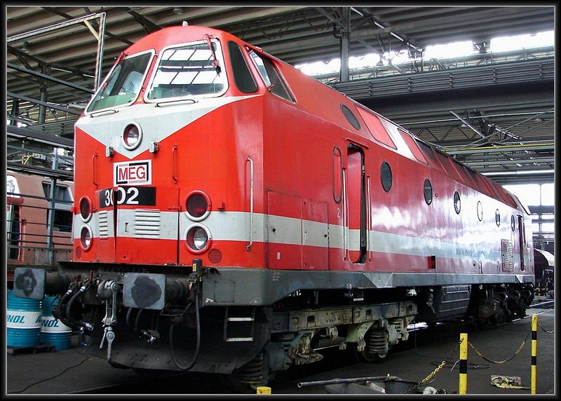 Bei einer Betriebsfhrung im Arriva Werk Neustrelitz, posiert Meg 302 vor der Kamera.    am  29.03.08 