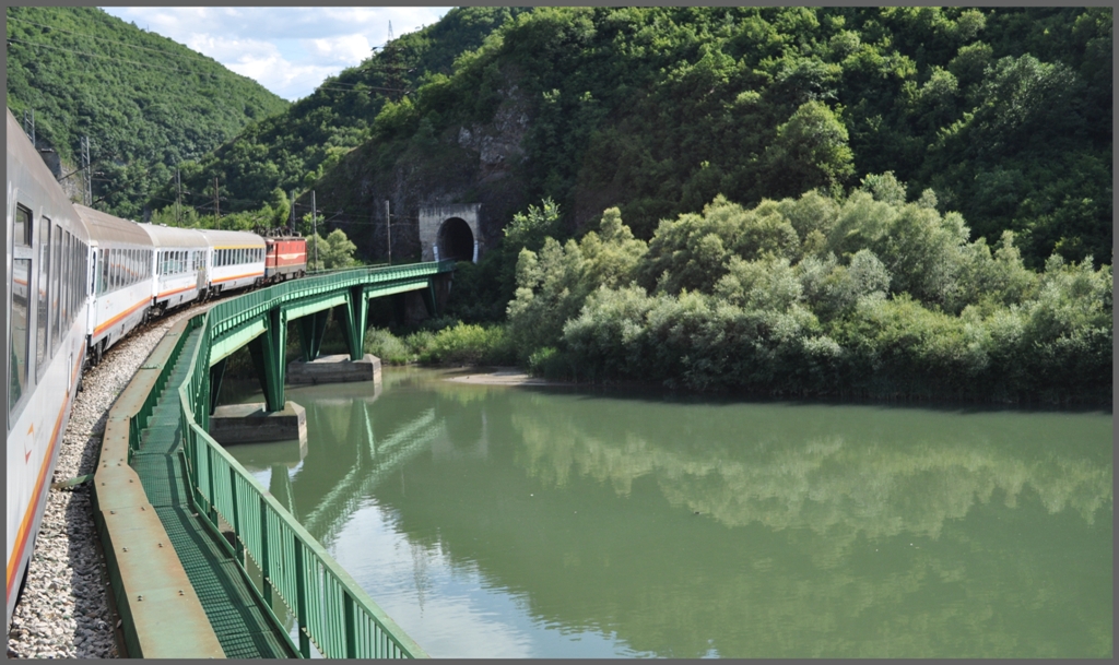 Bei Bistrica wird unvermittelt ein Stausee �berquert. (04.07.2011)