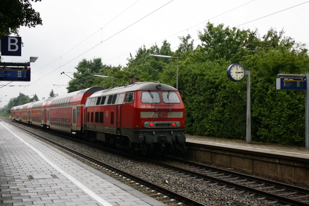 Bei Dauerregen und dsterem Himmel schob 218 416-6 einen RE aus Mhldorf nach Mnchen. Poing, 24.07.10