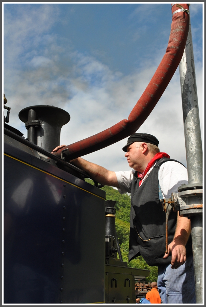 Bei der DFB wird ein grosses Heer von Freiwilligen beschftigt, die gewissenhaft ihren Dienst versehen. In Tiefenbach kontrolliert der Heizer den Wasserstand und wird dabei tausendfach fotografiert. (21.07.2011)