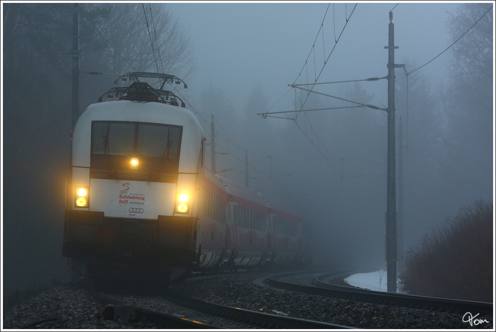Bei dichtem Morgennebel rollt 1116 249  Lngste Fahne sterreichs - Schi WM Railjet  als RJ 534 von Villach nach Wien Meidling.
Zeltweg 10.3.2013