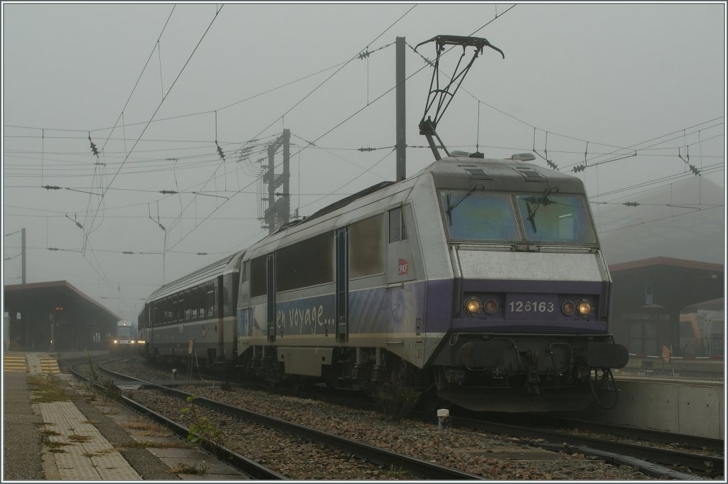 Bei dichtem Nebel in Strasbourg wartet die SNCF Sybic BB 26 163 mit ihre Schnellzug nach Lyon auf die Abfahrt.
29. Okt. 2011