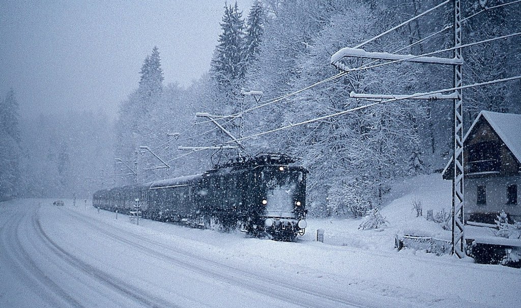 Bei dichtem Schneetreiben trifft eine unbekannte 144.5 am Neujahrsmorgen 1978 in Berchtesgaden ein