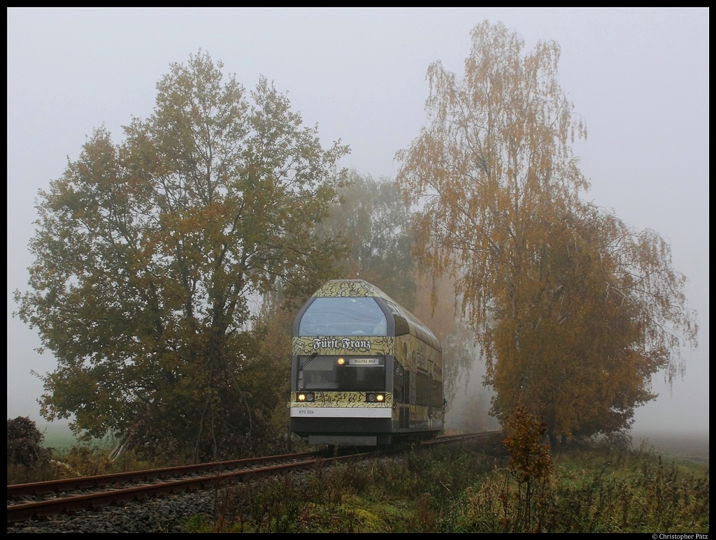 Bei dichten Nebel fhrt 670 004 am 31.10.2011 nahe dem Haltepunkt Dessau-Adria Richtung Wrlitz.