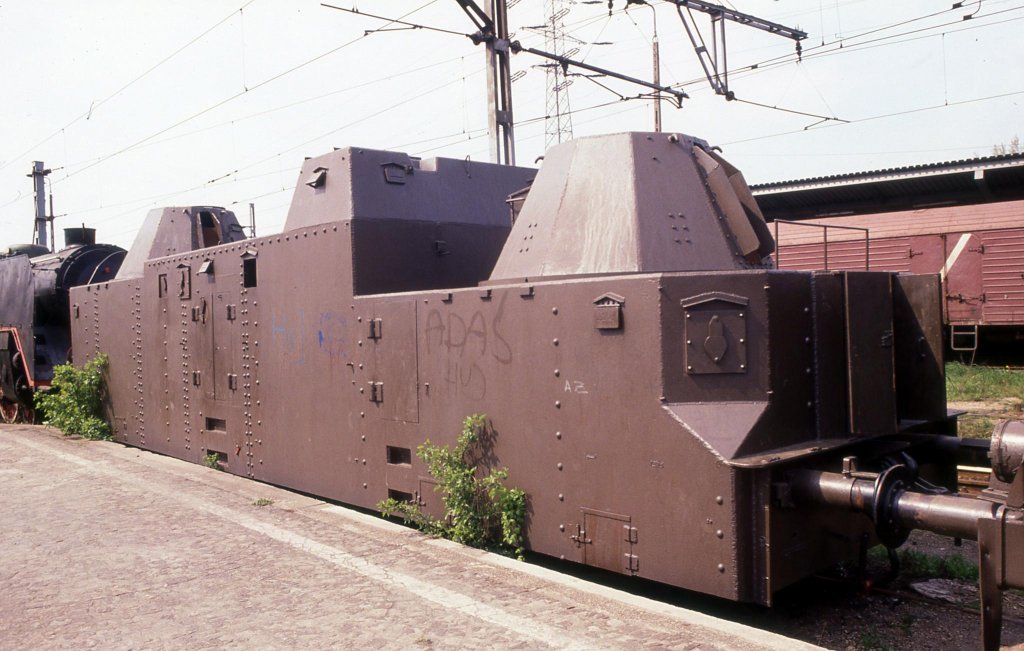 Bei diesem Geschtzwagen fehlt offensichtlich die Bewaffnung. Der Wagen gehrt
zu einem Panzerzug, der am 27.4.1991 im polnischen Eisenbahn Museum in Warschau
ausgestellt war.