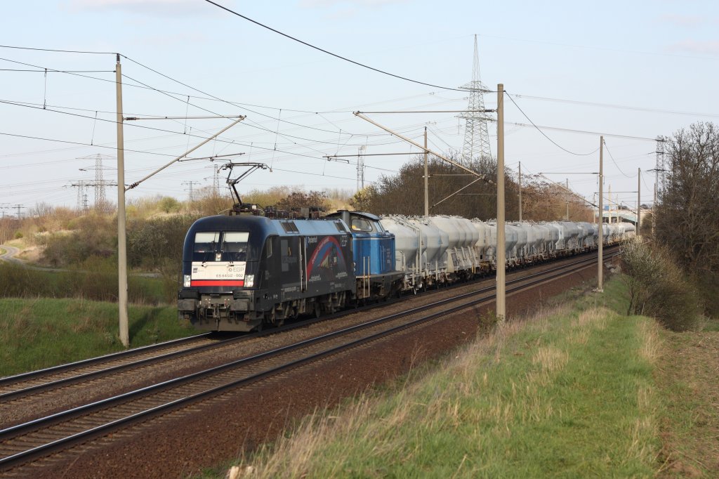 Bei diesem Zug war leider die Sonne kurz weg... 182 502-5 (ES 64 U2-002) der EGP mit einer V100 und einem Zementzug in Magdeburg Diesdorf. Die Fahrt geht in Richtung Braunschweig. Fotografiert am 16.04.2010.