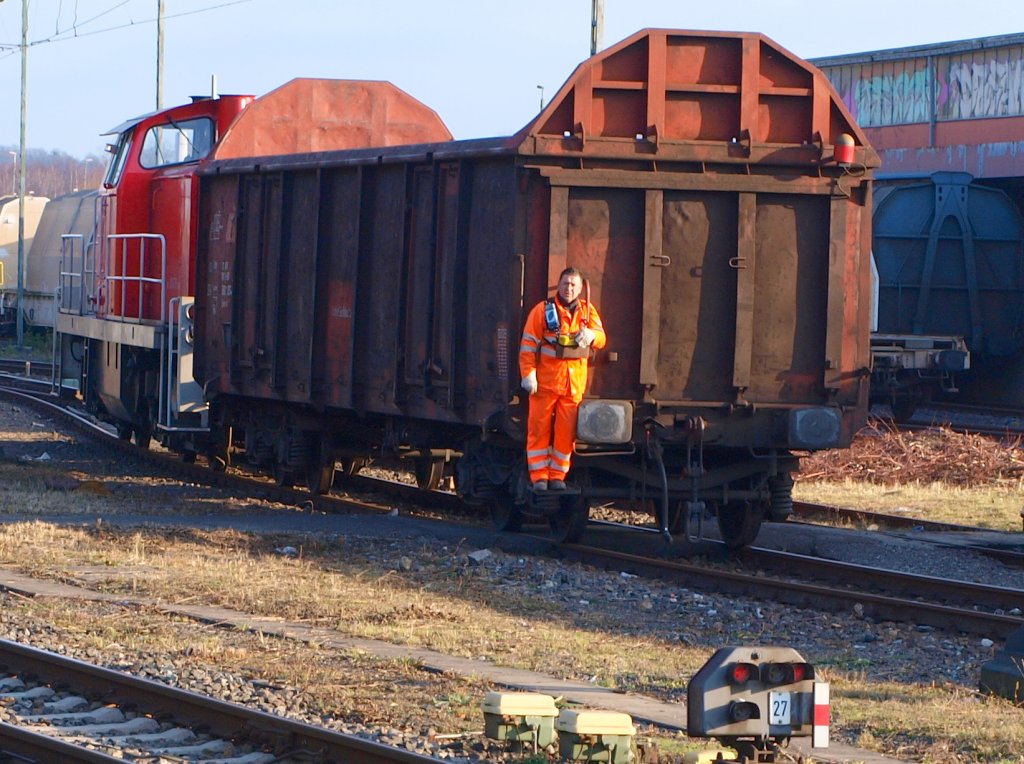 Bei diesen frostigen Temperaturen gibt es bestimmt bessere Arbeitspl�tze als auf dem Trittbrett eines Waggon zu stehen und �ber die Fernsteuerung  die 294 657-4 zu steuern.