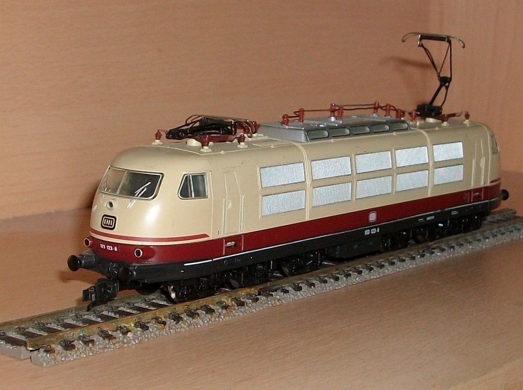 Bei diesen Schnppchen mute ich einfach zuschlagen.Fr nur 40,- erwarb ich auf dem Flohmarkt,die H0:103 123 von Lima,zwar fehlt die Frontschrze,aber dafr habe ich neben Fleischmann`s 103 118 nun ein zweites Modell der E 103.