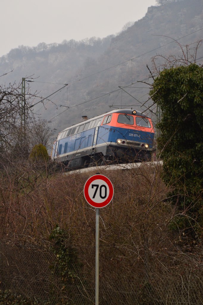 Bei diesigem Wetter versteckt sich die NBE 225 071-0 am Karfreitag hinter dem Gestrp an der Kbs 466. Denn zwischen Bendorf und Rdesheim finden am Richtungsgleis gen Sden Gleisbauarbeiten statt. 25.3.2013