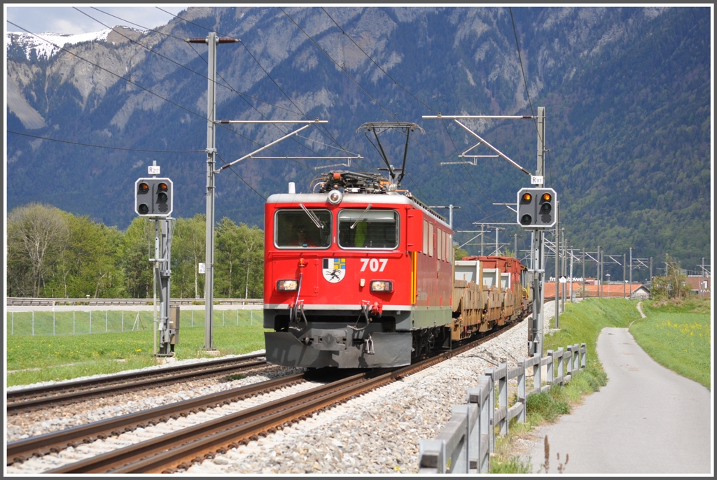 Bei der Doppelspur Chur bis Domat/Ems ist das sdliche Geleise als Dreischienengleis ausgebaut. Bei Felsberg kommt mir ein Gterzug mit der Ge 6/6 II 703  Scuol  entgegen. (02.05.2012)