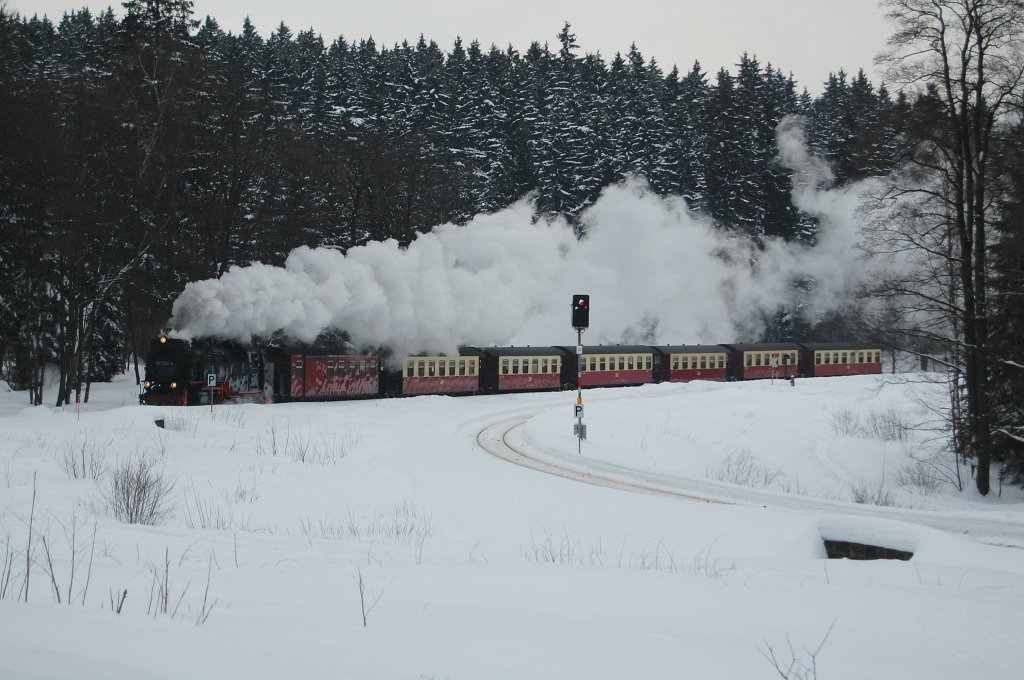 Bei dsterem Winterwetter fhrt 99 7234-0 mit ihrem Zug, durch den Harz, dem Brocken entgegen. Das Foto hat mein Vater aufgenommen. 13.02.2010