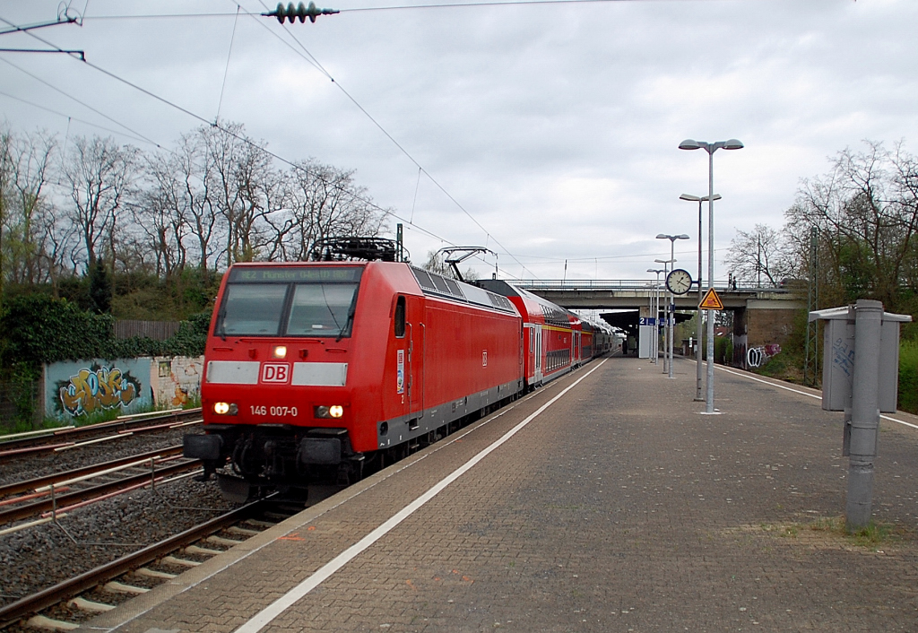 Bei der Durchfahrt in Angermund ist die 146 007-0  mit der RE2 nach Mnster zu sehen. Foto 3.4.2011