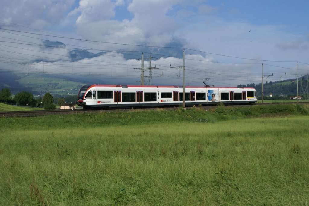 Bei der Durchfahrt des RABe 520 003-5 in Steinen war die Kulisse, die ich mir vorgestellt hatte, nmlich die Rigi, schon in dicke Wolken eingepackt. Das waren ja gute Aussichten fr das, was da kommen sollte... (4.8.10)