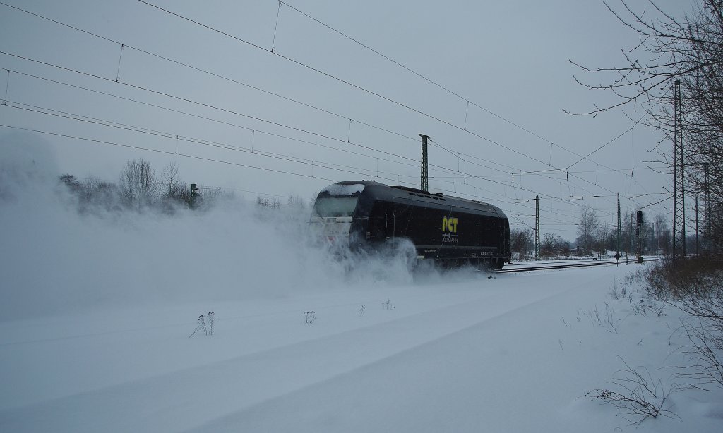 Bei der Durchfahrt wirbelte der Herkules auch wieder ordentlich Schnee auf. Gru auch noch an den Tf! 223 005-1 in Richtung Sden durch Eschwege West. Aufgenommen am 26.12.2010.