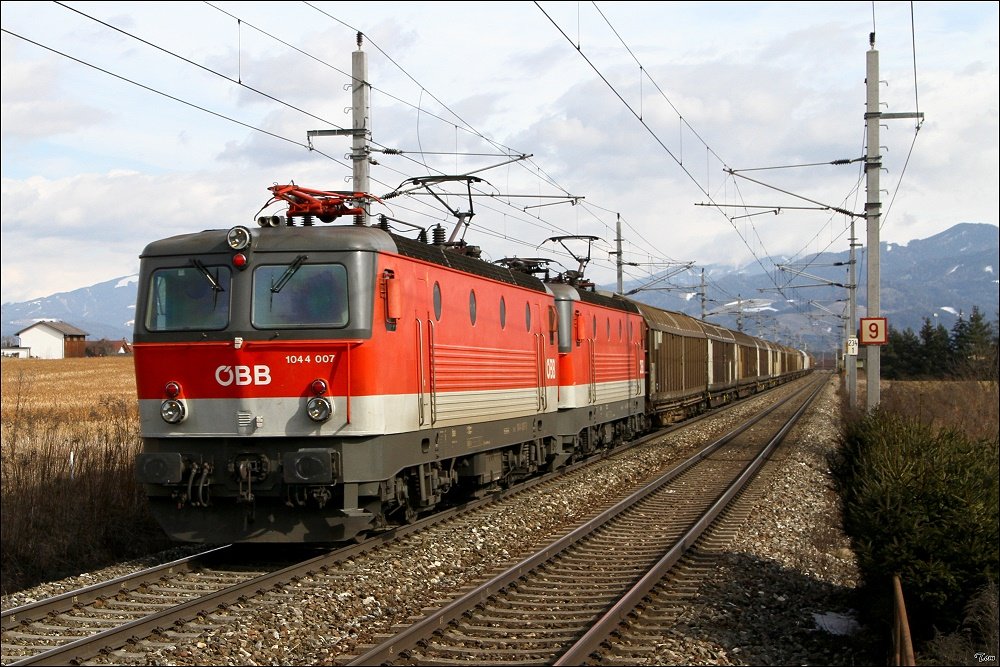 Bei der Durchfahrt in Zeltweg konnte ich diesen Zug, gezogen von zwei 1044er ablichten.Zugnummer leider unbekannt ;O)
03.2010