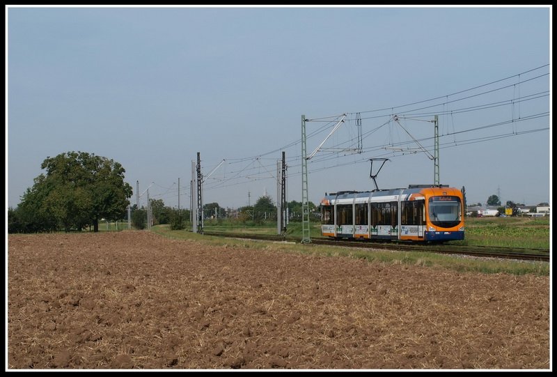 Bei Edingen West ist Wagen 135 auf dem Weg nach Mannheim. Aufgenommen am 7.9.2009
