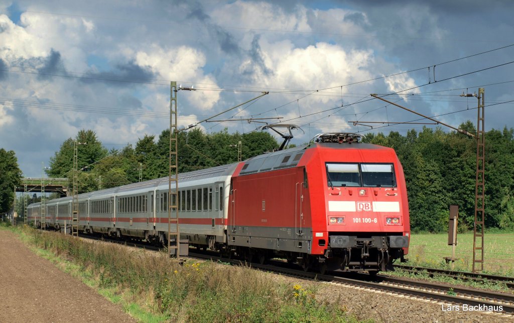 Bei einem atemberaubendem Wolkenkrimmi zieht 101 100-6 den IC 141 Schiphol (Airport) - Berlin-Ostbahnhof kurz hinter Minden (Westf.) bei Berenbusch Richtung Hannover Hbf. 4.09.10.
