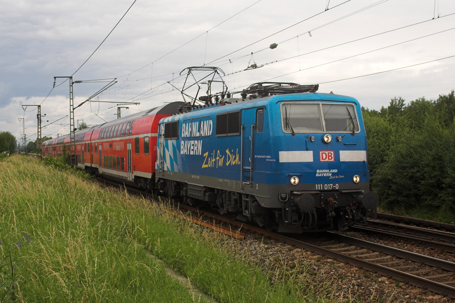 Bei einem bescheidenen Wetter zog am 13.06.2011 die 111 017 den RE 4261 nach Mnchen Hbf. Hier passiert das nrdliche Weichenfeld von Obertraubling.