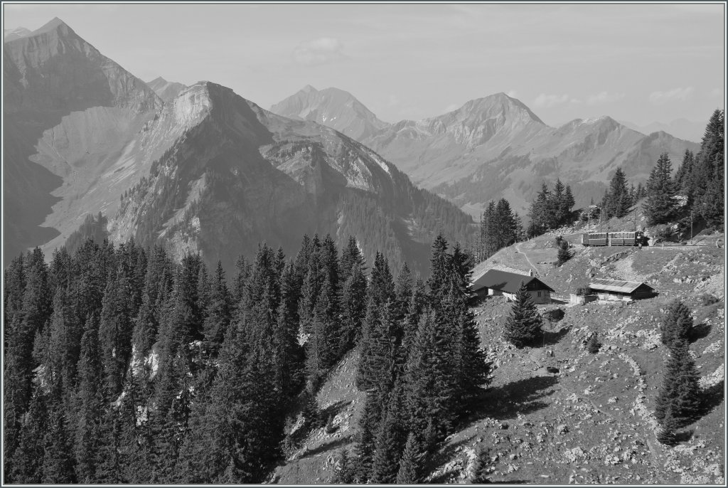 Bei einem Blick vom der Stepfegg Richtung Ltschinental erkennt man rechts im Bild beim Grtli einen Schynigge-Platte-Bahn Zug auf dem Weg ins Tal.
10. Sept. 2012