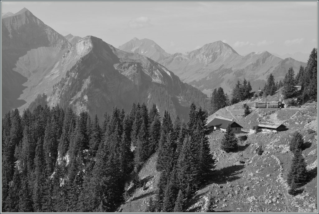 Bei einem Blick vom der Stepfegg Richtung Ltschinental erkennt man rechts im Bild beim Grtli einen Schynigge-Platte-Bahn Zug auf dem Weg ins Tal.
10. Sept. 2012