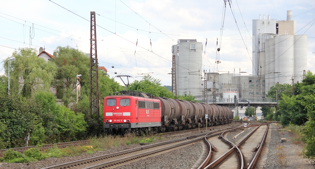 Bei einem krftigen Regenschauer hat es uns dann nach Karlstadt getrieben, wo erstmal eine Strkung auf dem Programm stand und der Regen abgewartet werden konnte. Im Bahnhof Karlstadt entstand dann noch dieses Foto von 151 032-0. Aufgenommen am 10.07.2012.