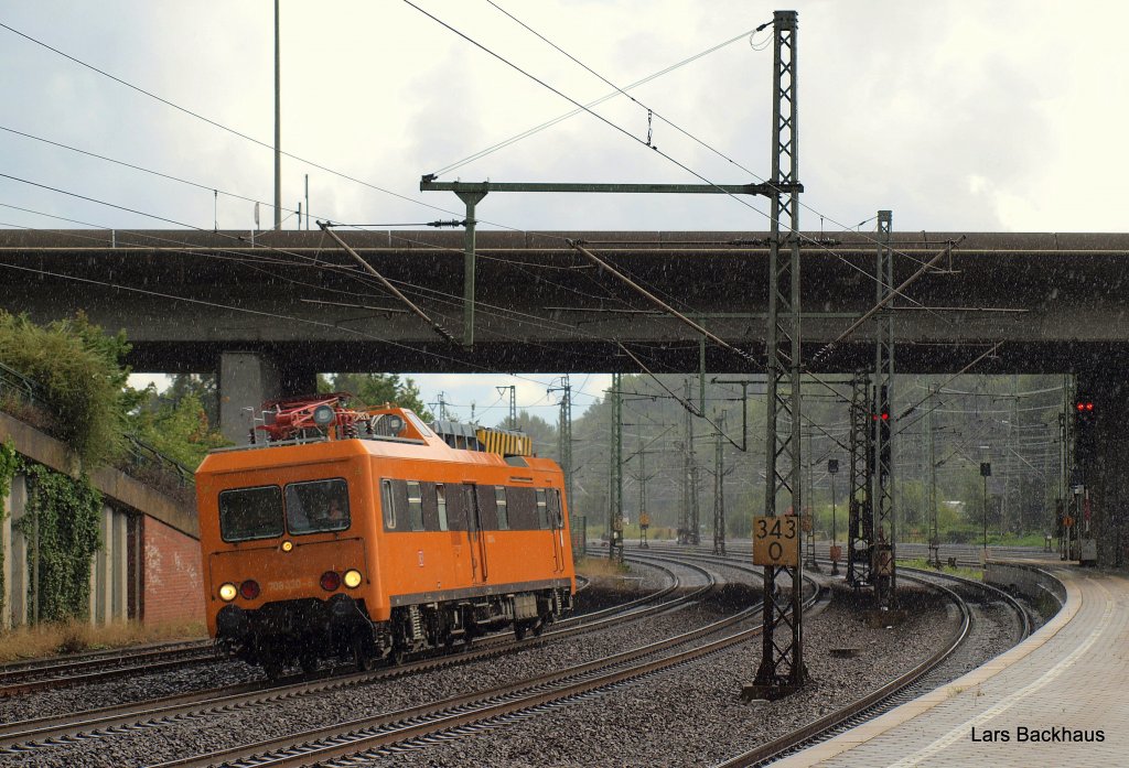 Bei einem leichten Regenschauer durchfhrt 708 330-6 den Bahnhof von Hamburg-Harburg, um nach einem Richtungswechsel in einen Betriebshof hinter der Brcke (Nicht Sichtbar) einzufahren.