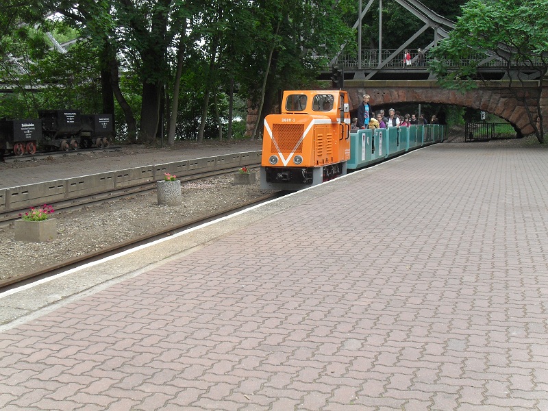 Bei einem Spaziergang bin ich am 21.07.2012 auch ber die Peinitzinsel gekommen. Ein Blick auf den Bahnhof musste natrlich auch sein. Hier fhrt ein Personenzug, gezogen von der orangenen Ns2f in den Bahnhof Peinitzbrcke ein.