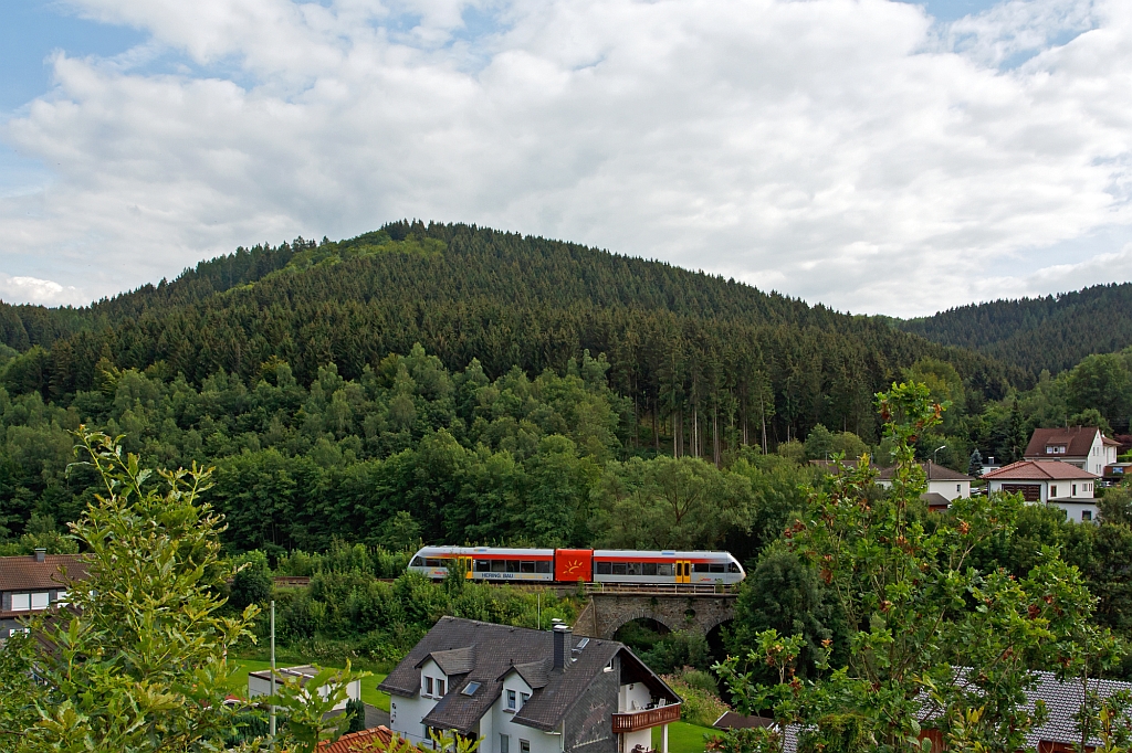 Bei einem Spaziergang zur Fatima Kapelle in Herdorf-Sassenroth am 29.07.2012 konnte ich von da oben diese Aufnahme machen. Ein GTW 2/6 der Hellertalbahn als RB 96 (Dillenburg-Haiger-Herdorf-Betzdorf) berquert die Hellerbrcke und erreicht gleich den Haltepunkt Sassenroth.