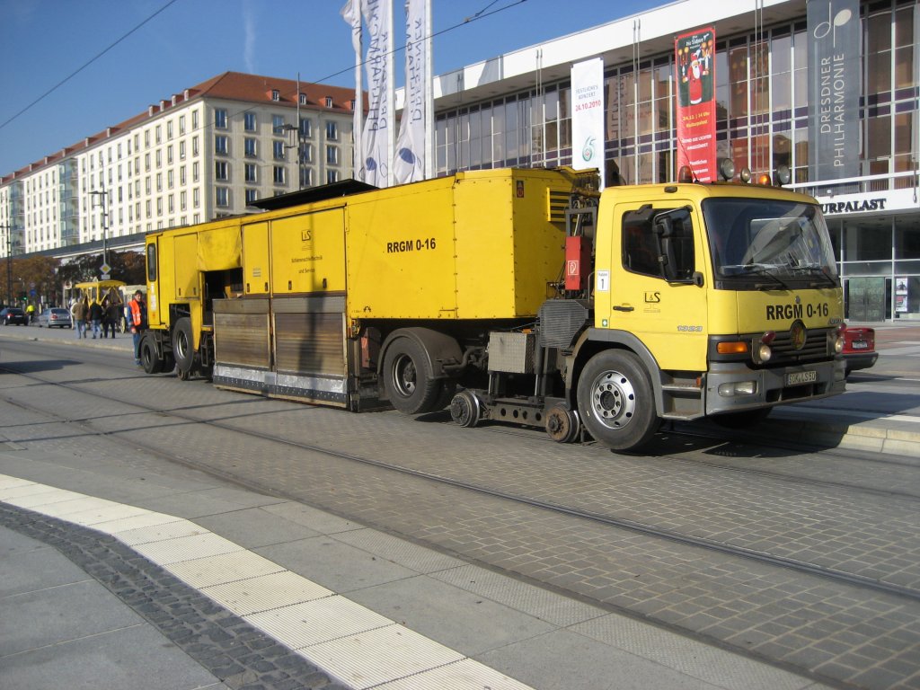 Bei einen Ausflug nach Dresden,konnte ich diese Gleisschleifmaschine bei Ihrer Arbeit ablichten.23.10 2010. 