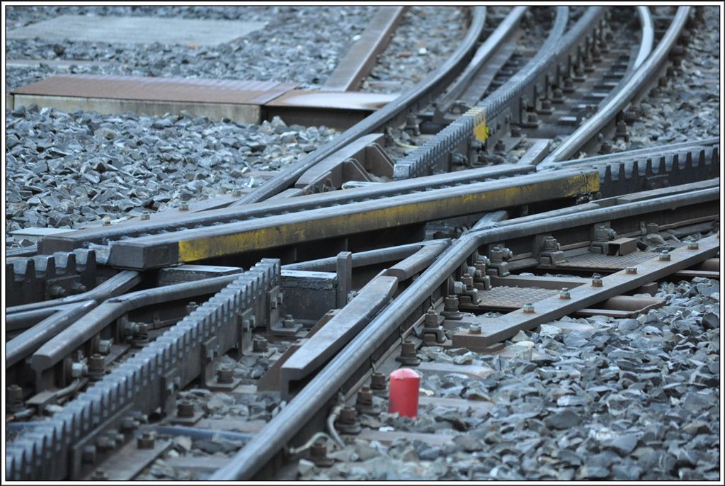 Bei dieser einfachen Kreuzungsweiche in Grindelwald Grund gibts keine Richtungsnderung, nur die Zahnstange dreht sich im Bereich der Kreuzung. (13.11.2012)