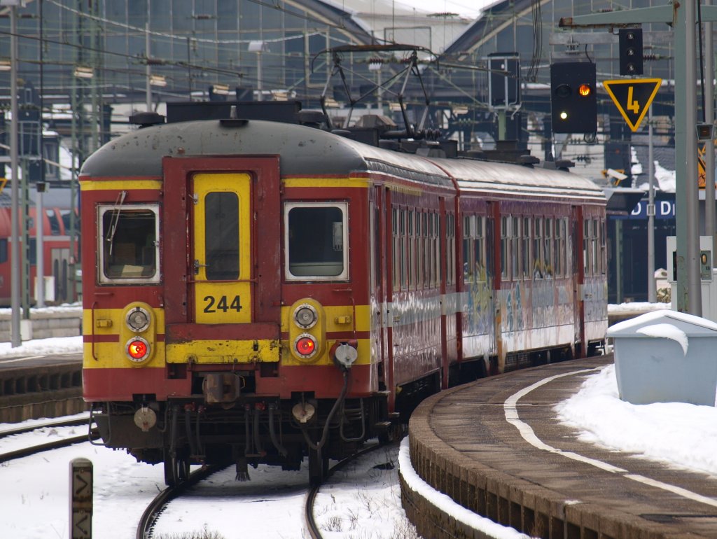 Bei der Einfahrt in den Aachener Hbf am 17.02.2010 der Belgische Triebzug 244 AM65 mit vertikalen Scheinwerfernpaar.