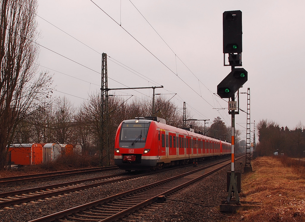 Bei der Einfahrt in den Bahnhof Korschenbroich ist hier der 422 012-5 als S8 nach Hagen am 2.3.2012 zu sehen.