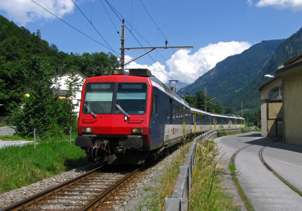 Bei der Einfahrt in den Bahnhof Linthal hat der RBDe 561, der hier den R 7745 (Rapperswil-Linthal) anfhrt fr die Rckfahrt bereits wieder mit Rapperswil angeschrieben. Linthal ist der sdliche Endpunkt der Strecke durch den Kanton Glarus. Einst existierten Plne, die Bahn von hier aus durch Tunnels, die die Massive von  Tdi und Greina durchstochen htten, ins Tessin weiterzufhren. Dieses Projekt hatte aber gegen die Gotthardbahn nur kleine Chancen und wurde nie realisiert. (10.August 2010)