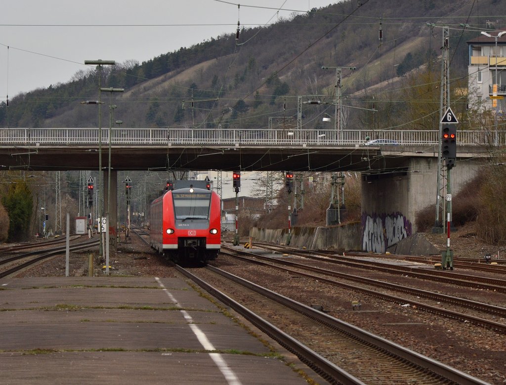 Bei der Einfahrt in den Bahnhof Neckarelz hat mein Cofotograf Nico H. 8 Jahre den 425 715-0 mit meiner Kamera als S2 nach Mosbach Baden abgelichtet. Wie ich finde, der junge Mann hat Talent. 16.3.2013
