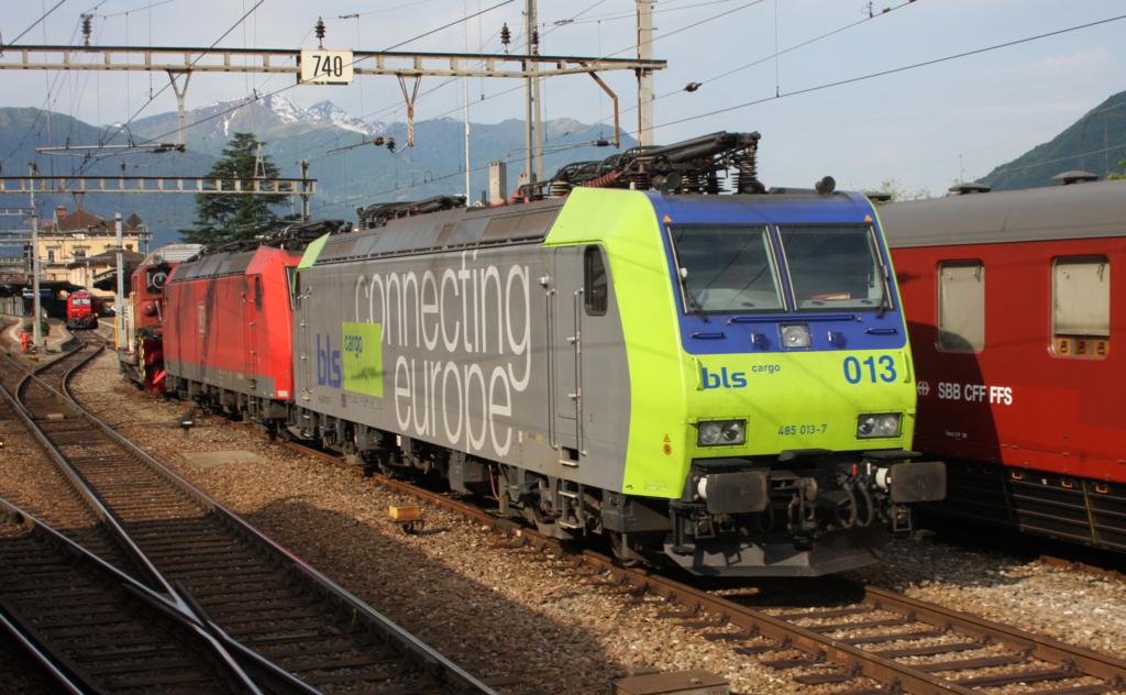 Bei Einfahrt in Bellinzona am 19.05.2009 stand die BLS Cargo 485013 
in bestem Licht auf dem Gegengleis.