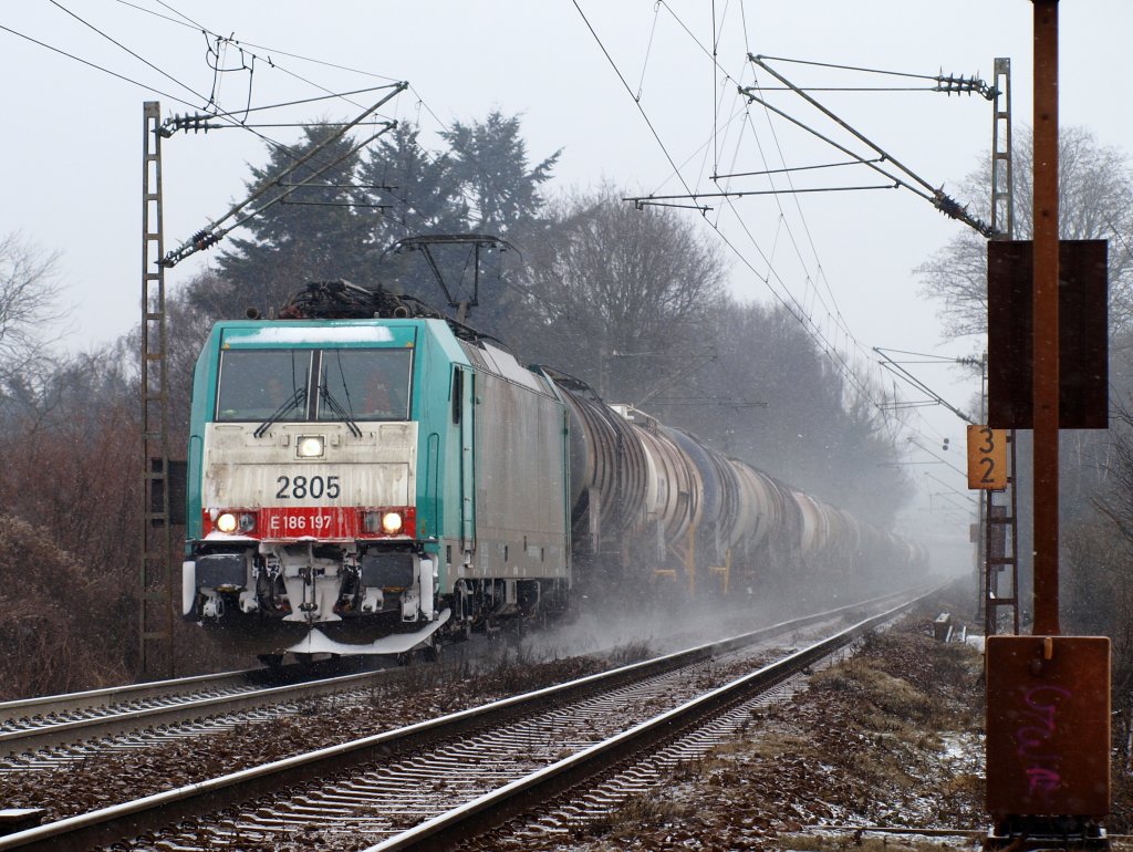 Bei eisigen 7 Grad minus kommt am 10.02.2010 die Cobra 186 197 am Gemmenicher Weg in Aachen mit einem Kesselzug die Rampe nach Belgien rauf