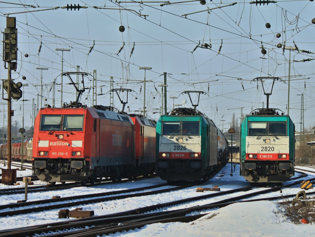 Bei eisigen Temperaturen rangiert Cobra 186 212 (2820) am 07.02.2012 in Aachen West. 185 206-0 und 185 224-3 und Cobra 186 218 (2826) warten mit ihren Kesselzgen auf abfahrt nach Belgien bzw Richtung Kln.  