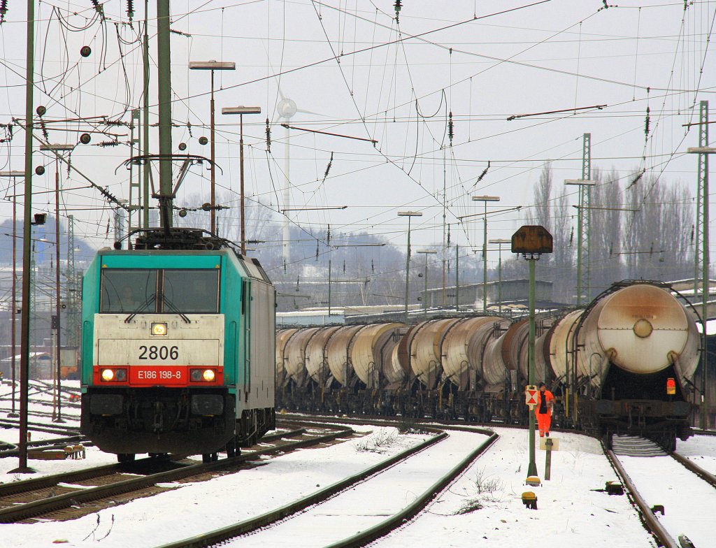 Bei eisigen Temperaturen und Schnee fhrt die Cobra 2806 als Lokzug von Aachen-West Belgien am 3.2.2012.