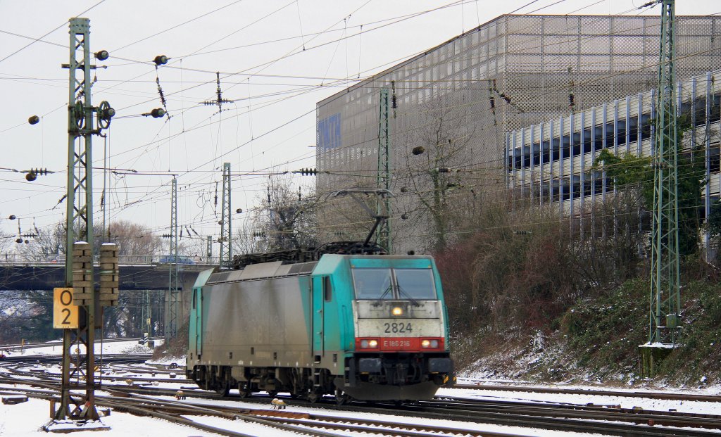 Bei eisigen Temperaturen und Schnee kommt die Cobra 2824 als Lokzug aus Belgien und fhrt in Aachen-West ein am 3.2.2012.